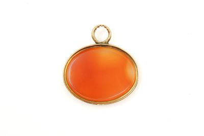 un gros plan d'un pendentif orange sur une surface blanche