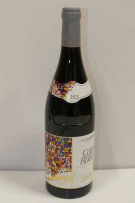une bouteille de vin rouge décorée de paillettes