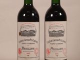 deux bouteilles de vin rouge posées l'une à côté de l'autre sur une table