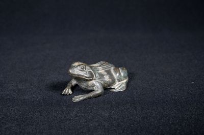 Grenouille en bronze patiné brun.