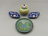 quatre pièces de vaisselle chinoise de style « cloiseware », dont un bol, une soucoupe et une cuillère