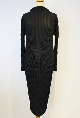 une robe-pull noire sur un mannequin, un mannequin, un mannequin, un mannequin, un mannequin, un mannequin, un mannequin, un mannequin, un mannequin, un mannequin, un mannequin, un mannequin, un mannequin, un mannequin, un mannequin, un mannequin, un mannequin, un mannequin, un mannequin, un mannequin, un mannequin, un mannequin, un mannequin, un mannequin, un mannequin, un mannequin, un mannequin, un mannequin, un mannequin, un mannequin, un mannequin, un mannequin, un