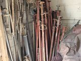 tout un tas d'outils qui traînent dans une pièce