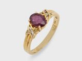 une bague en or jaune avec un rubis et des diamants