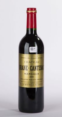 une bouteille de vin posée sur une table