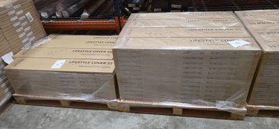 plusieurs boîtes sur une palette dans un entrepôt