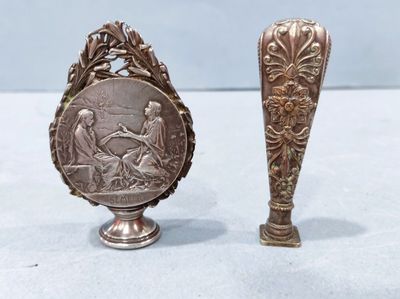deux cuillères en argent et une cuillère en argent posées les unes à côté des autres