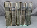 quatre livres sont empilés sur une table