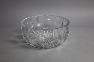 un saladier en verre transparent orné d'un motif en forme d'étoile