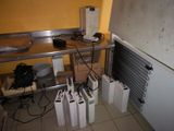 un réfrigérateur posé à côté d'un tas d'autres appareils électroménagers