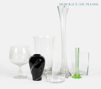 de nombreux vases et verres en verre de toutes sortes sur la table