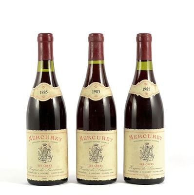 trois bouteilles de vin sont alignées sur une surface blanche