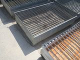 de nombreuses caisses métalliques alignées au sol