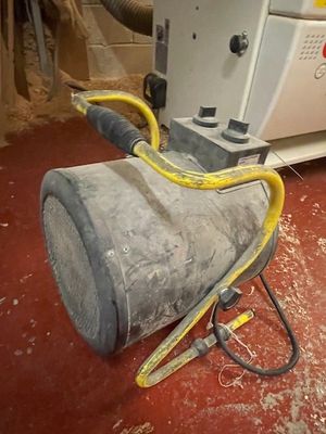 une machine posée sur le sol d'une pièce