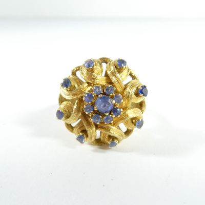 une image montrant un gros plan d'une bague en or sertie de pierres bleues