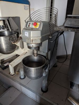 une photo d'une cuisine avec un mixeur et une casserole