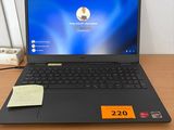 un ordinateur portable posé sur un bureau, avec une étiquette de prix dessus