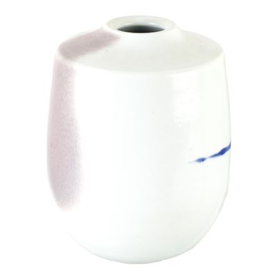 un vase blanc orné d'une bande bleue