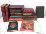 beaucoup de livres sur une table avec une nappe blanche