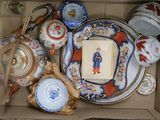 une boîte contenant divers objets en porcelaine