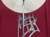 une lampe posée sur une table