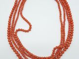un collier de perles orange sur fond blanc