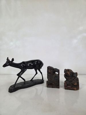 deux figurines représentant un cerf et un ours sur un fond blanc