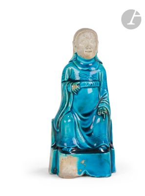 statue d'une femme assise sur un tabouret, vêtue d'une robe bleue