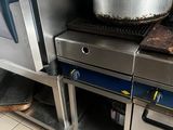 une grande casserole posée sur une cuisinière dans une cuisine