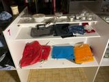 une étagère blanche sur laquelle sont posés tout un tas d'objets