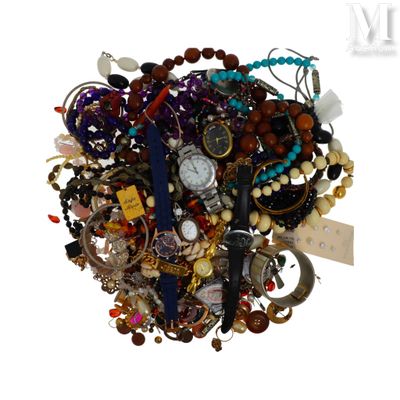 une pile de bijoux assortis sur une surface blanche