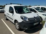 une camionnette blanche garée dans un parking
