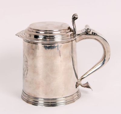 Chope couverte anglaise dite "tankard" en argent, époque Que…