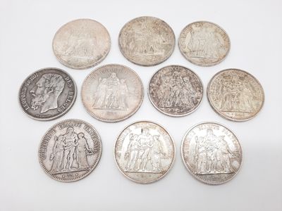 un tas de pièces d'argent posées sur une surface blanche