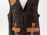 gilet en cuir posé sur un mannequin, sur fond blanc