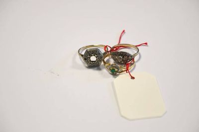 deux anneaux et une étiquette sur un fond blanc