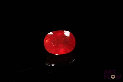 un gros plan d'un rubis rouge sur une surface noire
