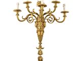 une image représentant un lustre doré orné de cinq bougies