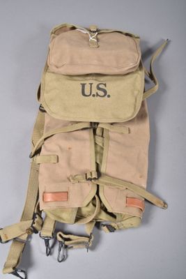 une image représentant un sac à dos orné d'un insigne de l'armée américaine