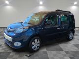 la photo d'une petite camionnette bleue garée dans un garage