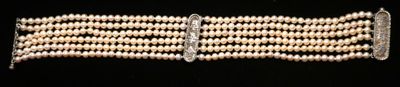 une photo d'un bracelet composé de perles blanches