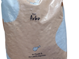 un sac de riz posé sur une table blanche