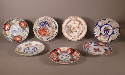 six assiettes présentant différents motifs et dessins, disposées sur une table