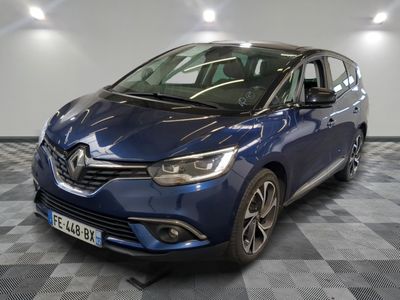 la voiture bleue est garée sur un sol en damier dans le garage