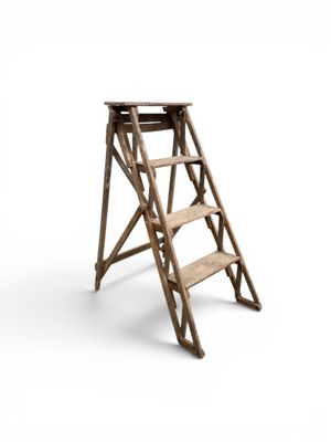 une image représentant un tabouret en bois sur fond blanc
