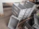 une pile de caisses posées sur une palette dans un entrepôt