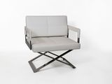 une photo d'un fauteuil en cuir blanc avec une structure en métal