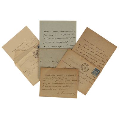 Plusieurs vieilles lettres et enveloppes sont empilées les unes sur les autres