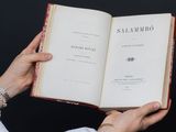 une personne tenant un livre ouvert dans ses mains