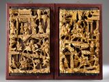 paire de panneaux chinois en bois sculpté représentant des scènes de la vie d'un homme et d'une femme